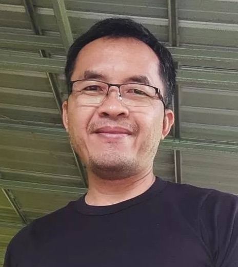 Foto Hadi Permono tampak dari depan, memakai kaos hitam
