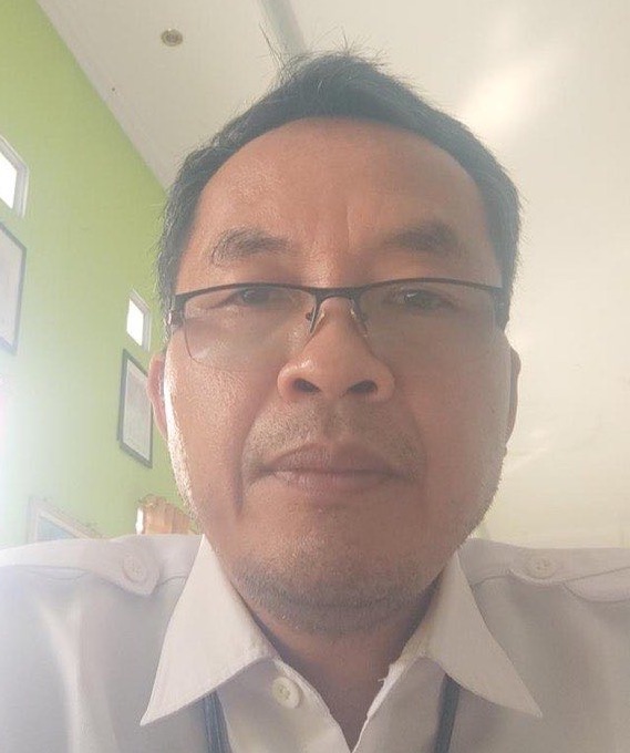 Foto Hadi Permono mengenakan seragam PNS, Kepala Sekolah SD Negeri 02 Kedawung